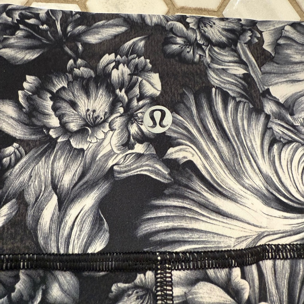 Lululemon Athletica Black and Gray Leggings with Dynamic Pattern - Picture 4 of 5